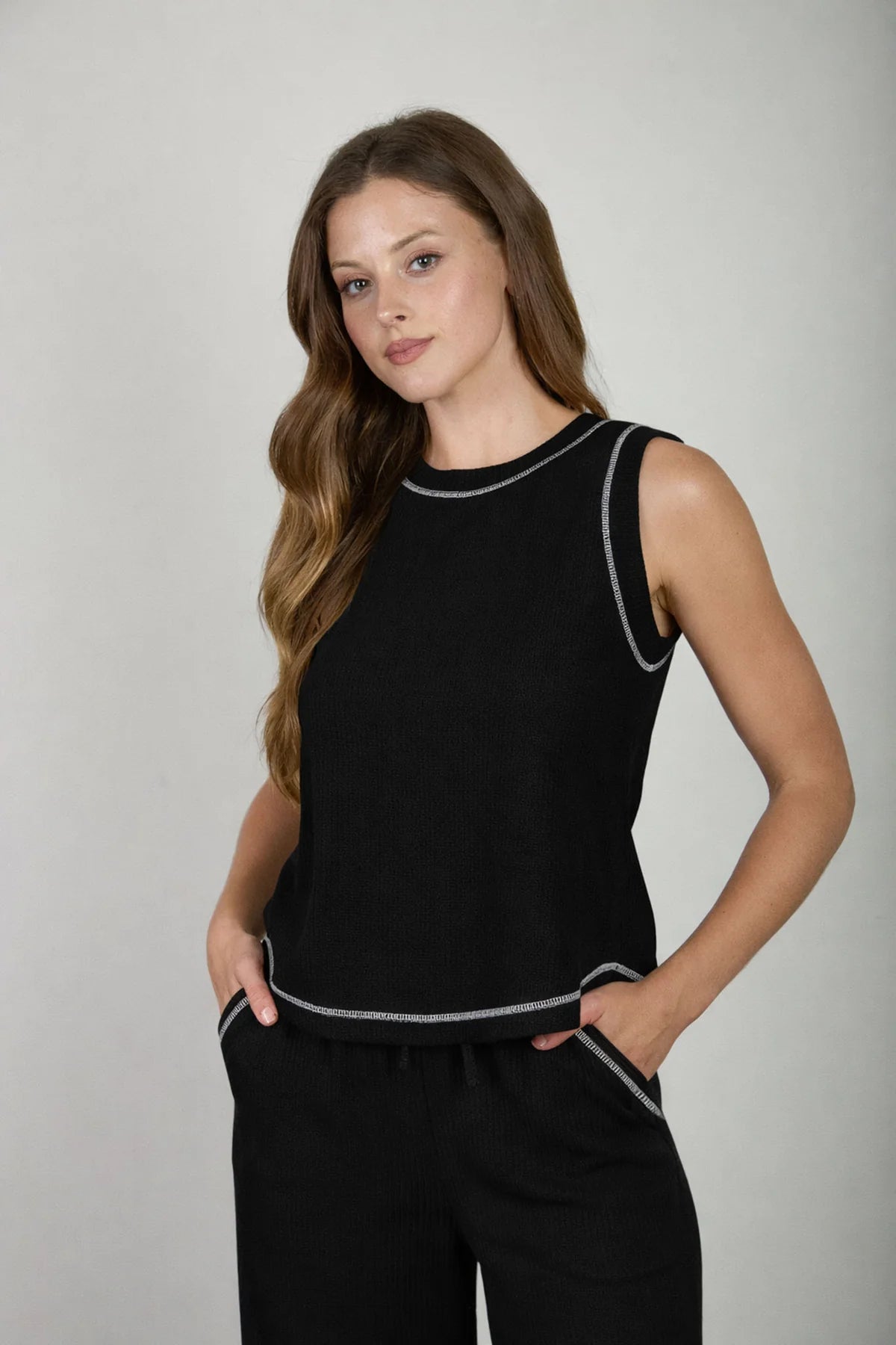 BACK BUTTON SLEEVELESS