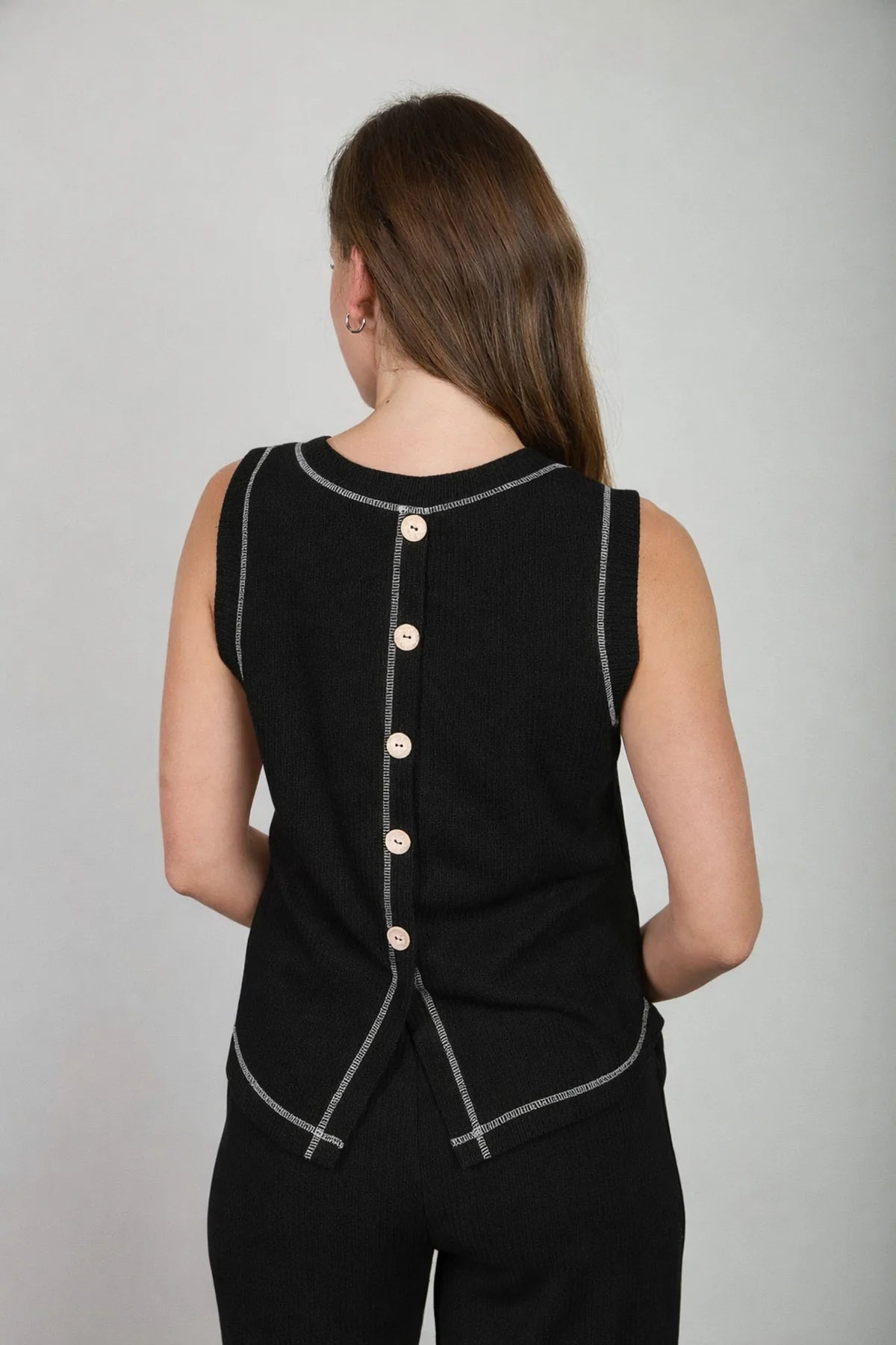 BACK BUTTON SLEEVELESS
