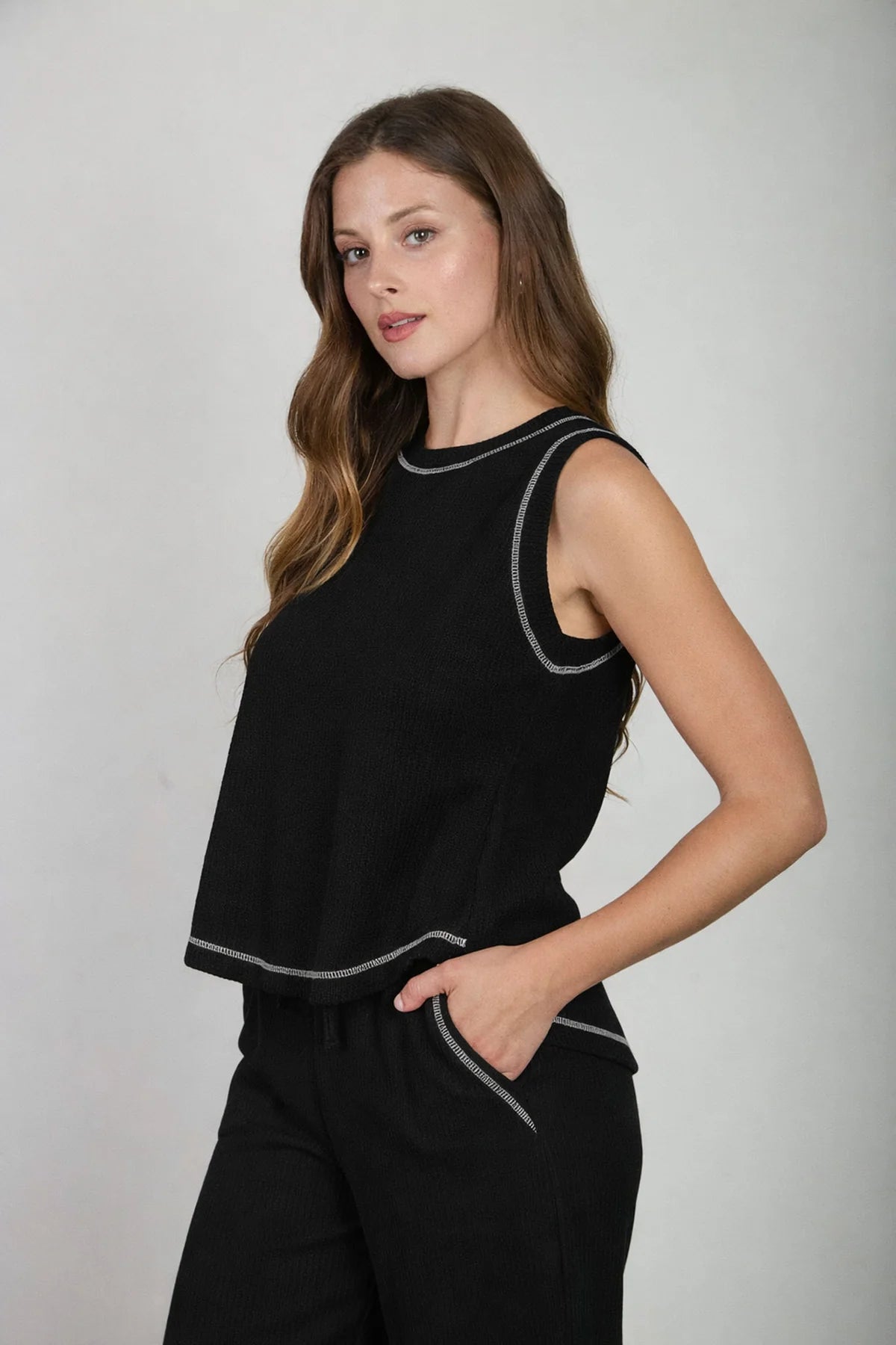 BACK BUTTON SLEEVELESS