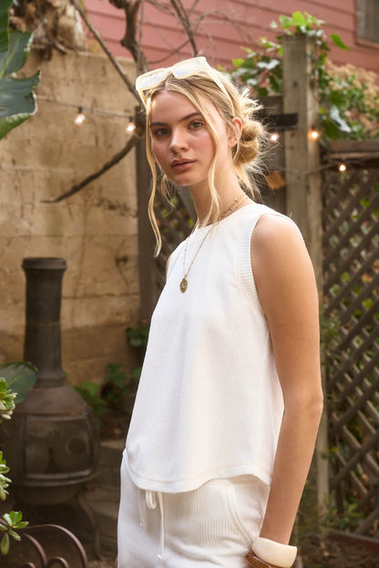 BACK BUTTON SLEEVELESS